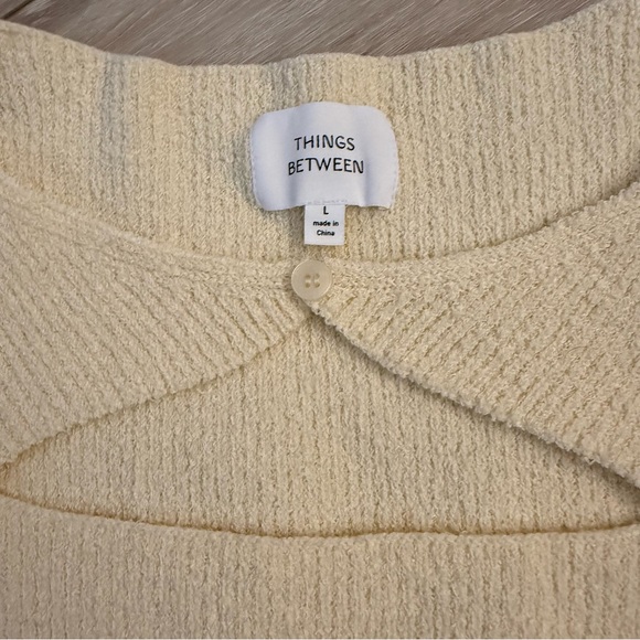 Things Between Short Sleeve Cream Sweater Top Blouse Ribbed Knit Keyhole Button - Picture 2 of 4
